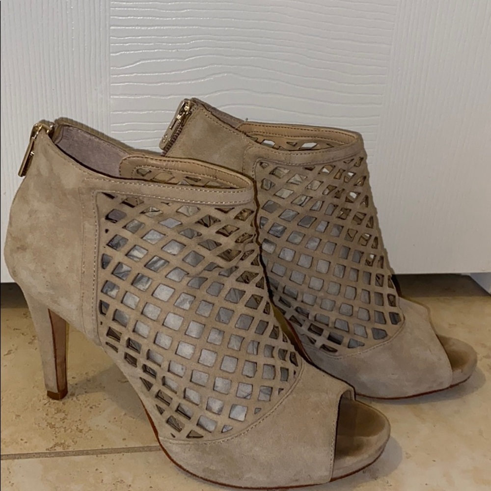 Antonio Melani suade nude heels w/ 4” heel